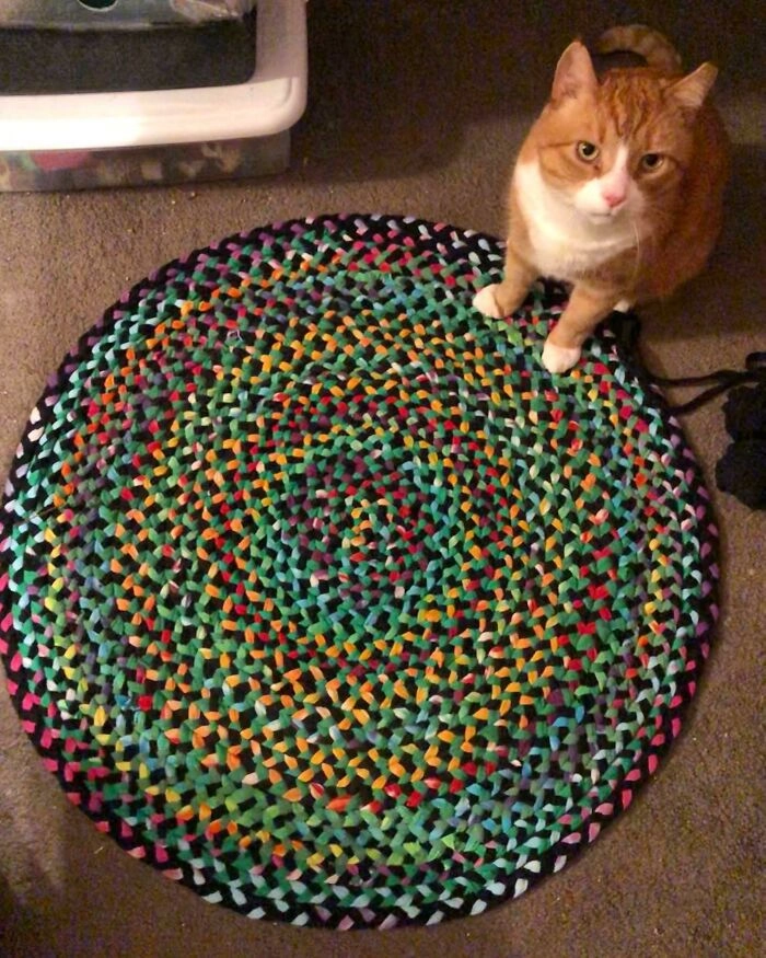 Еще недавно этот коврик был кучей старый уродливых футболок. 