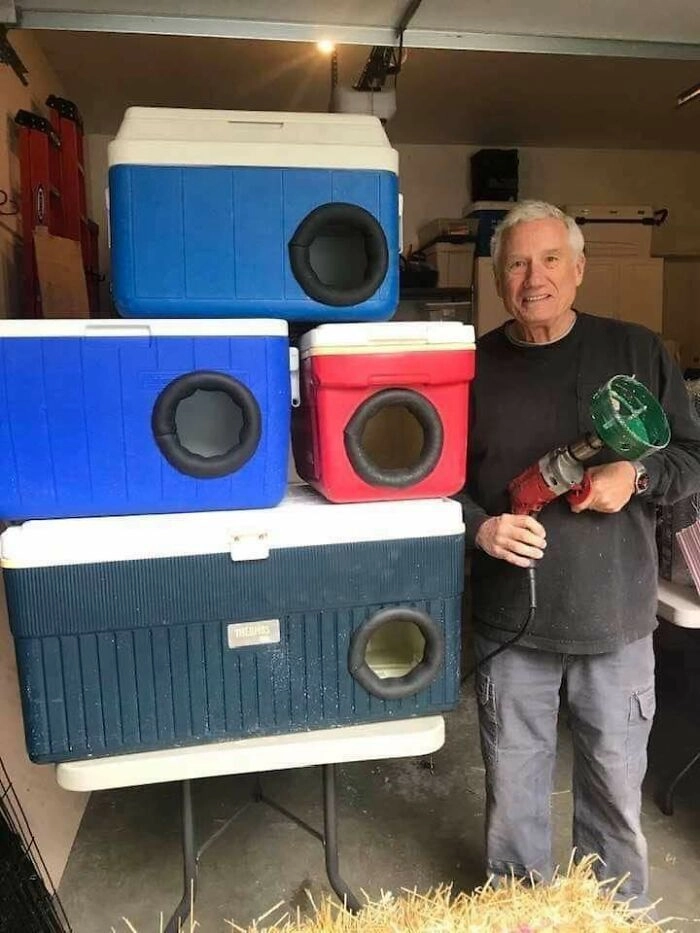 Этот мужчина перерабатывает старые холодильники в теплые домики для уличных кошек на зиму. 