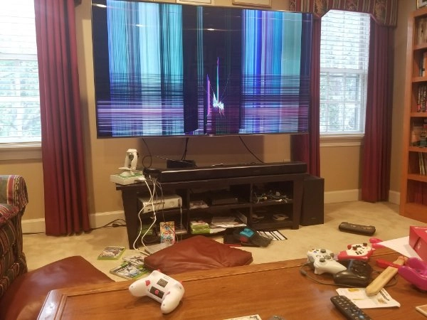 “Сын дразнил дочку, и она кинула в него контролер, а тот отлетел в 75-дюймовый телевизор моих родителей. 