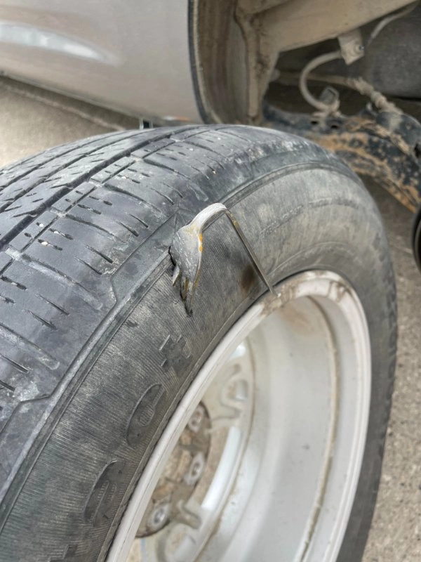 Кто вообще раскидывает вилки по дорогам? 