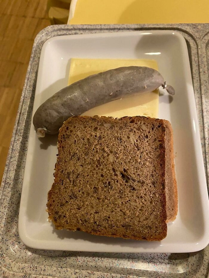 “Да-да, это ужин в больнице в Германии”. 