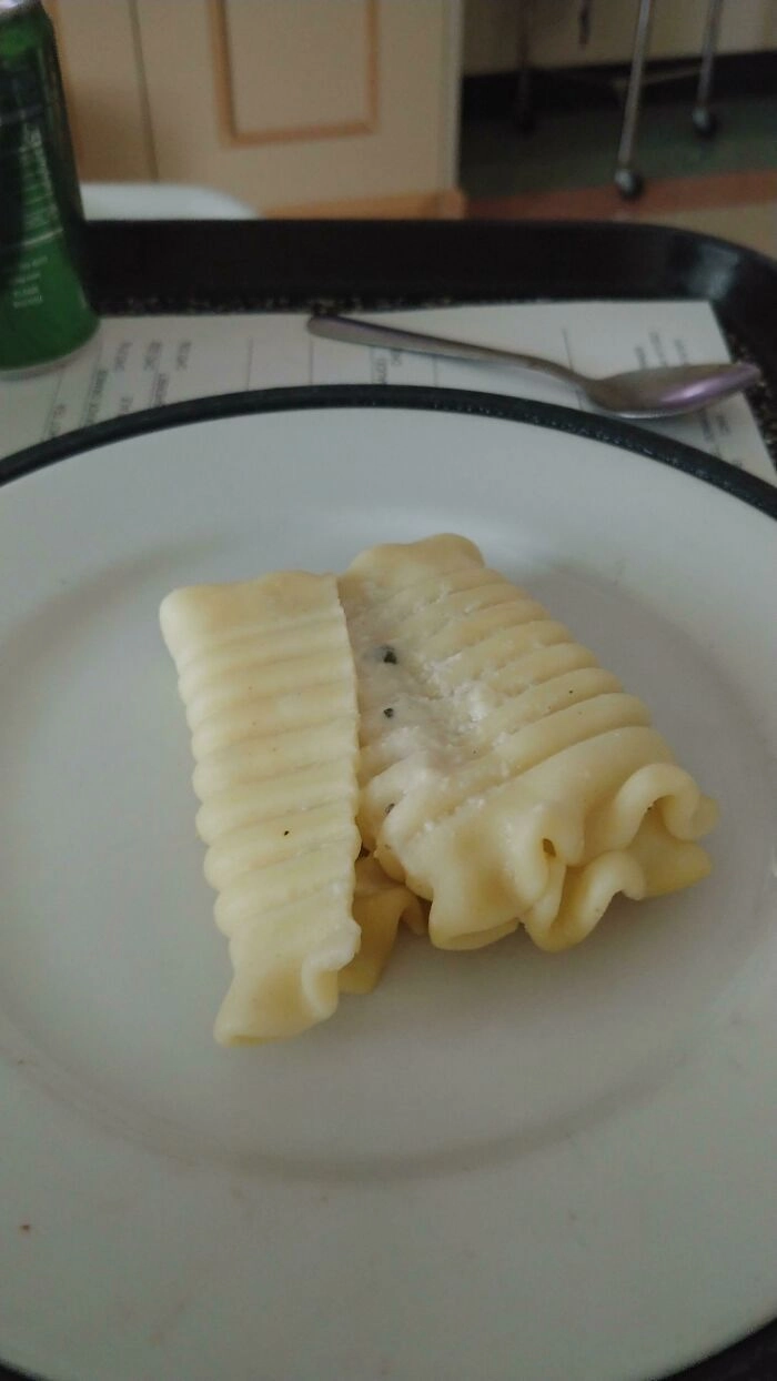 “Так по мнению поваров в американской больнице выглядит лазанья”. 