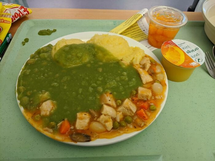 “Раз уж пошло такое дело. Еда из британской больницы. Не поймите неправильно, это было нормально на вкус, но внешний вид...”. 