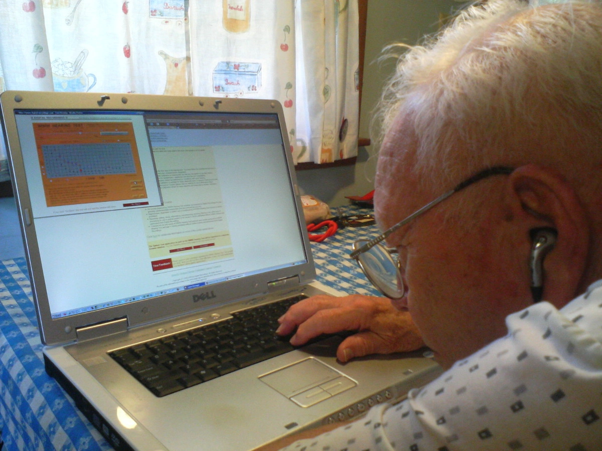 Нарушения слуха связаны с низкими оценками физической работоспособности участников.