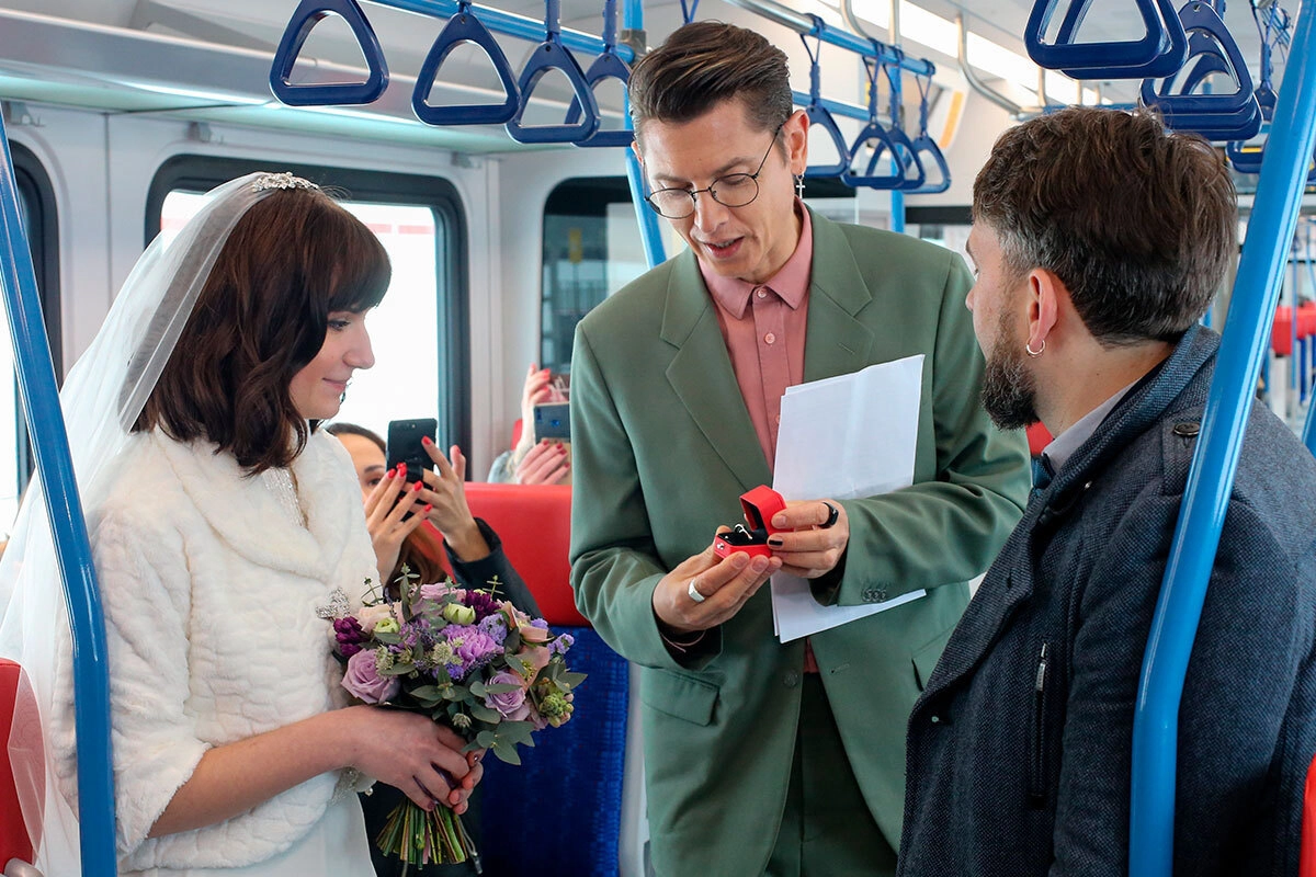 Свадебная церемония в электропоезде «Иволга» на МЦД-1 в День всех влюбленных 