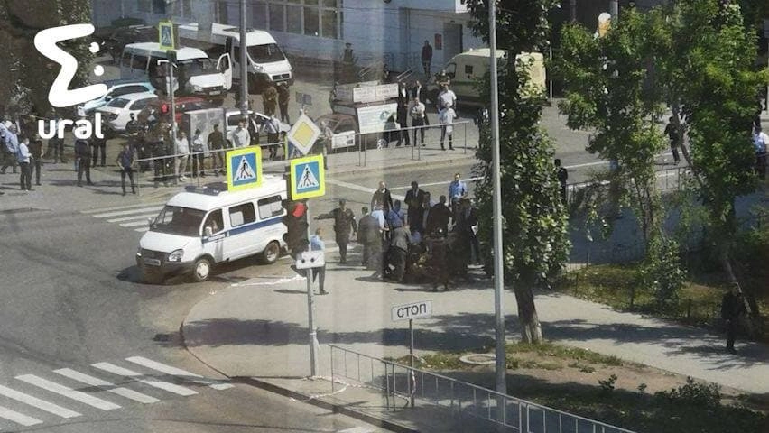 Задержанного везут в отдел полиции на допрос