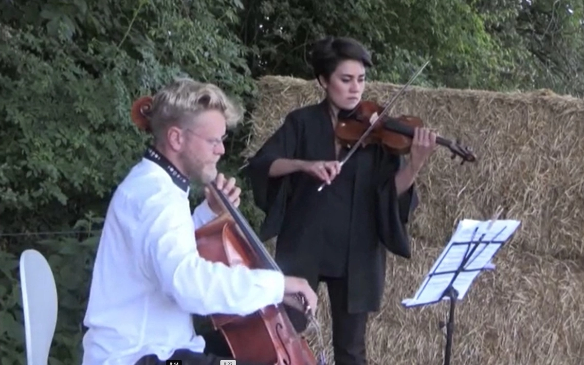 Виолончелист вместе с несколькими коллегами-музыкантами стал устраивать концерты классической музыки для местных коров. Виолончелист вместе с несколькими коллегами-музыкантами стал устраивать концерты классической музыки для местных коров.