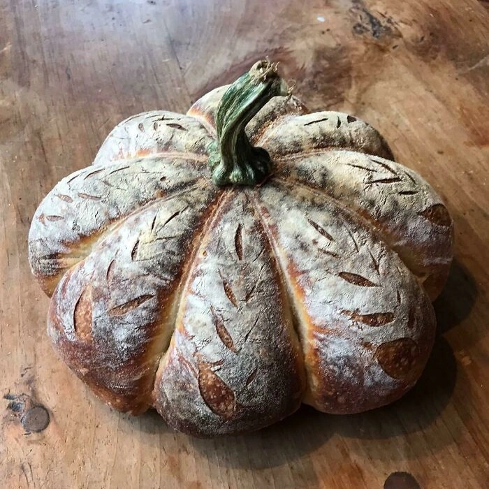 Домашний хлеб в форме тыквы. 
