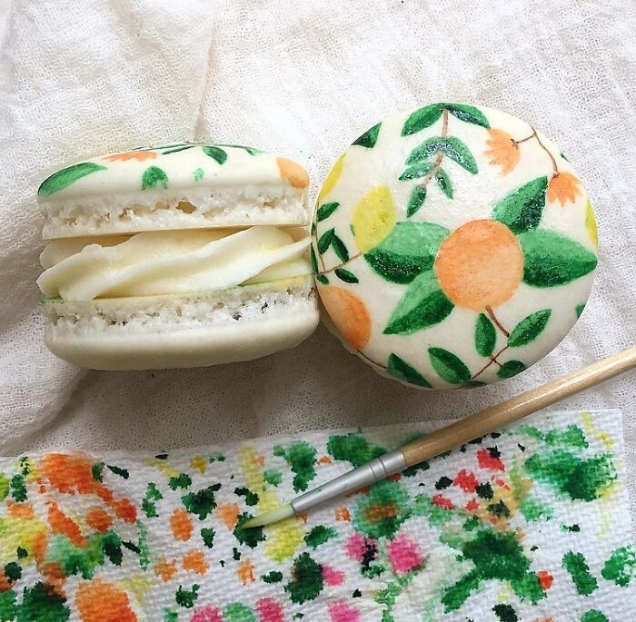 Цитрусовые макаронсы, раскрашенные вручную. Цитрусовые макаронсы, раскрашенные вручную.