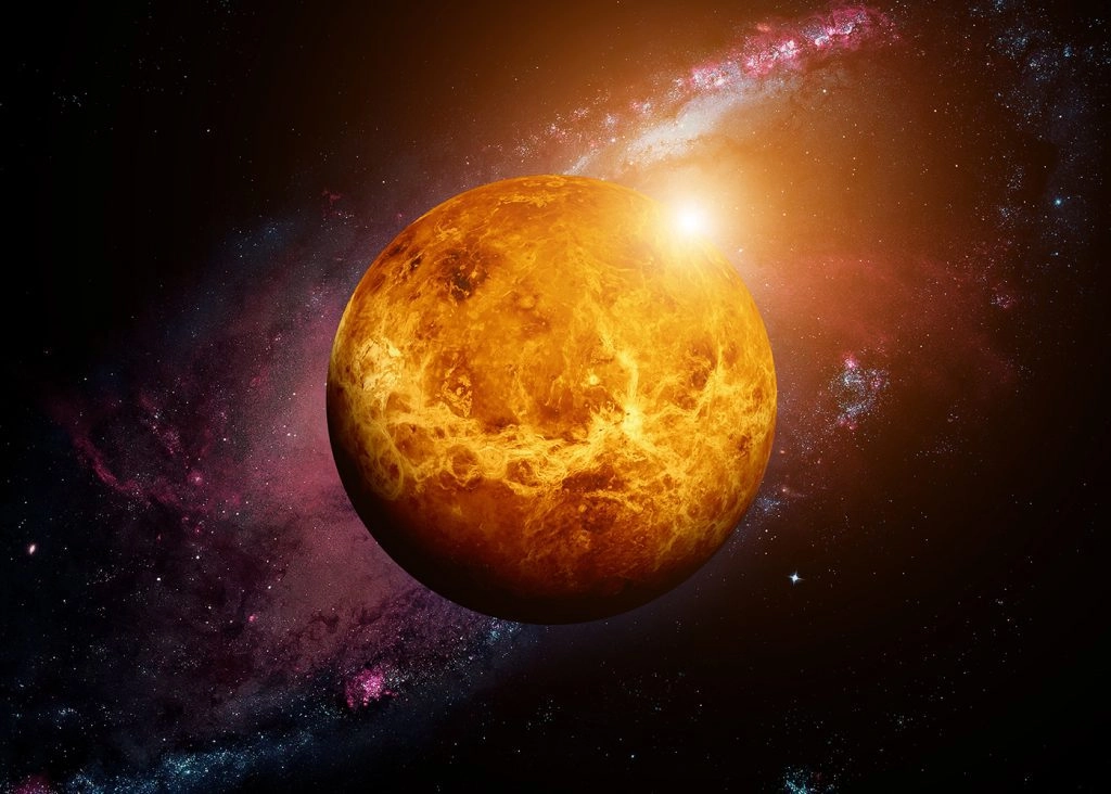 Венера - единственная планета, вращающаяся против часовой стрелки. 