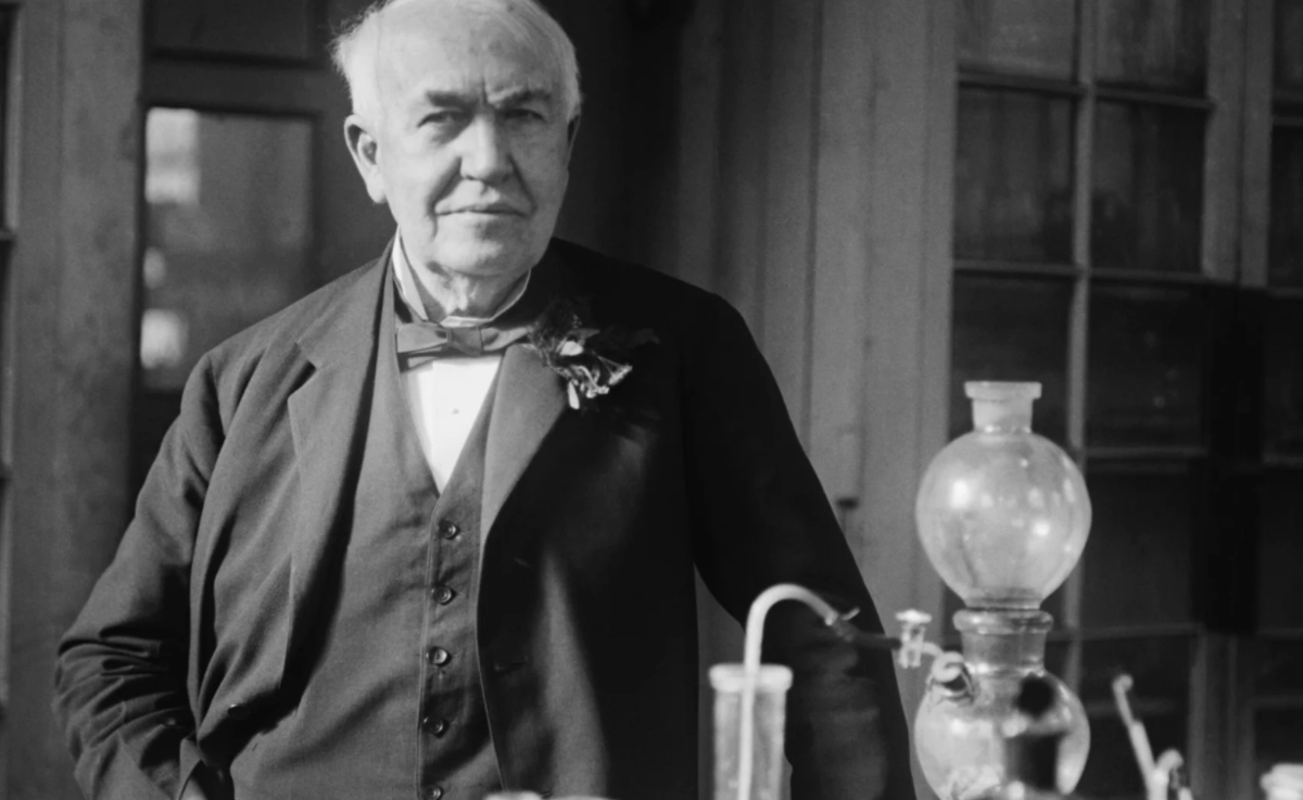 Чуть более века тому назад до изобретения электричества люди спали по 10 часов в сутки. 