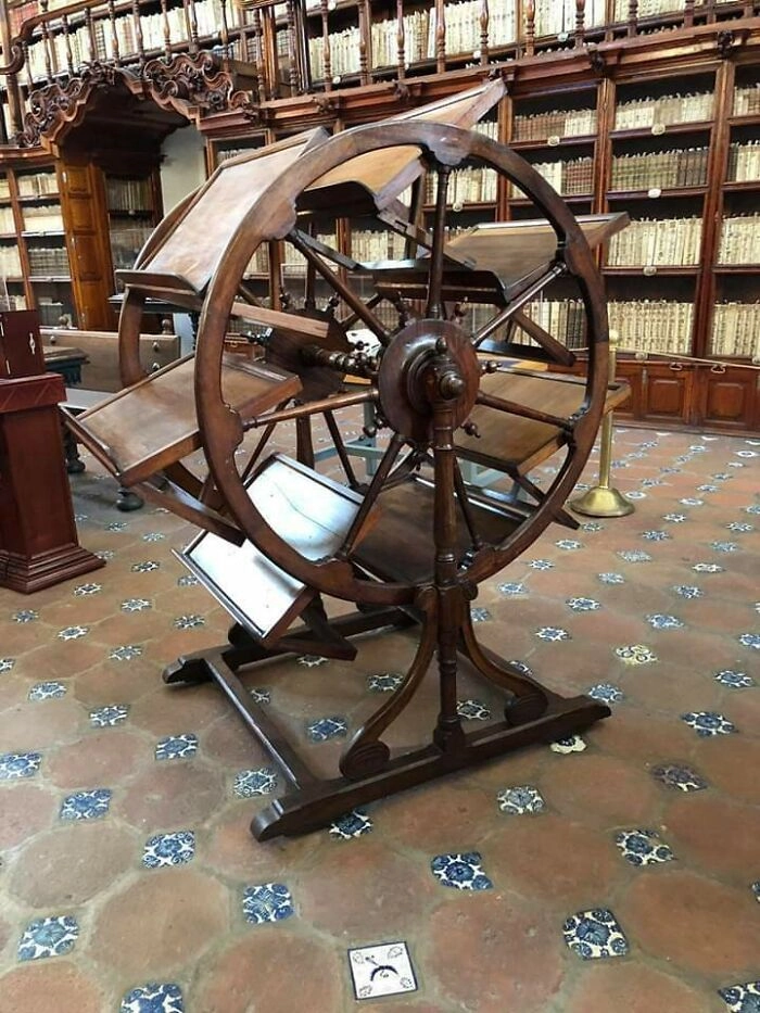 Инструмент библиотеки 300-летней давности, позволяющий посетителю открыть сразу семь книг.