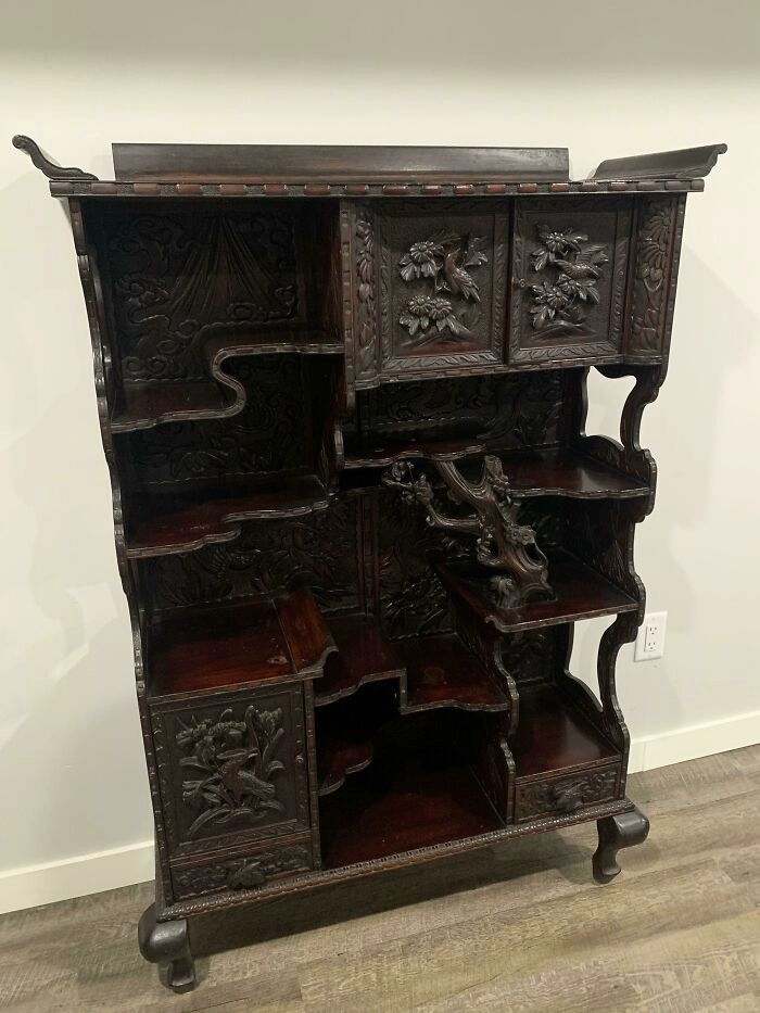 «Шкаф, который хранился в моей семье много лет». «Шкаф, который хранился в моей семье много лет».