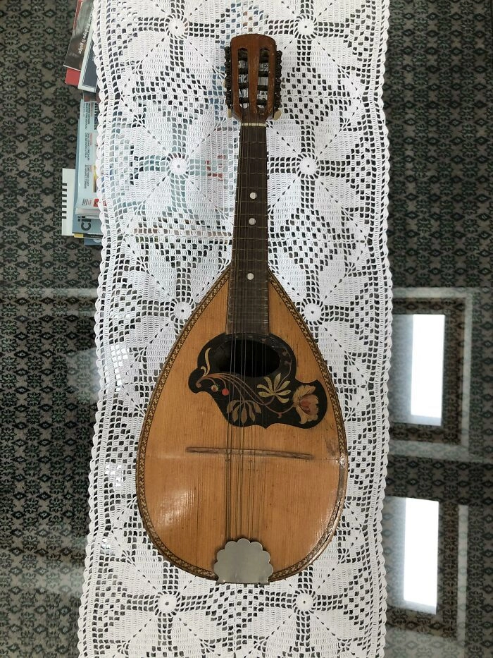 «Мой дедушка только что подарил мне эту мандолину XIX века». «Мой дедушка только что подарил мне эту мандолину XIX века».