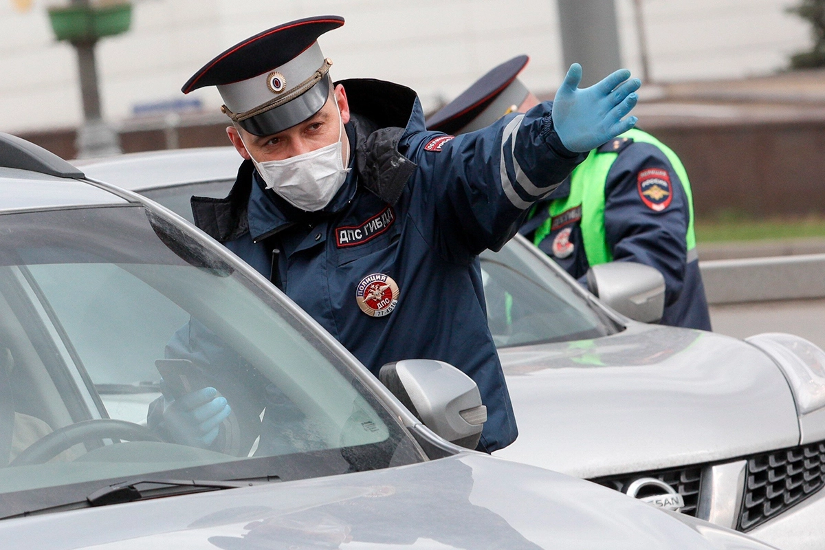 Сотрудник ГИБДД © Никеричев Андрей/Агентство «Москва» Сотрудник ГИБДД © Никеричев Андрей/Агентство «Москва»