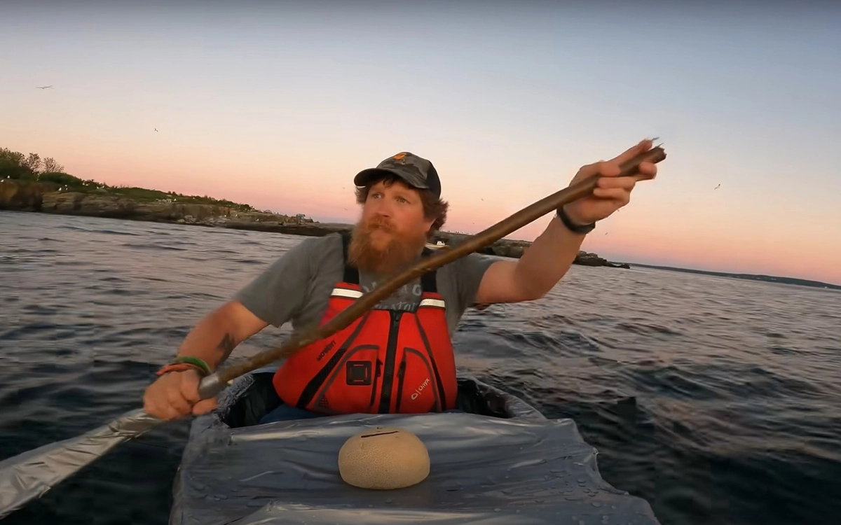 Когда работа была завершена, блогер спустил лодку на воду, взял Мелони, сел и начал грести. Когда работа была завершена, блогер спустил лодку на воду, взял Мелони, сел и начал грести.