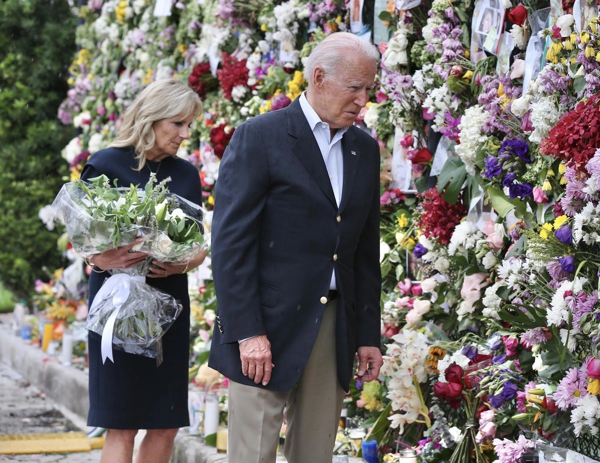 Президент США Джо Байден с супругой Джилл у стихийного мемориала у обрушившегося многоэтажного здания в городе Серфсайд, штат Флорида Zuma\TASS