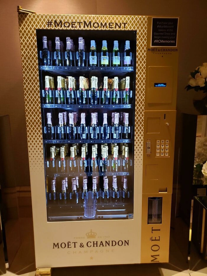 “В отеле, где я остановился, есть торговый автомат с шампанским”. 