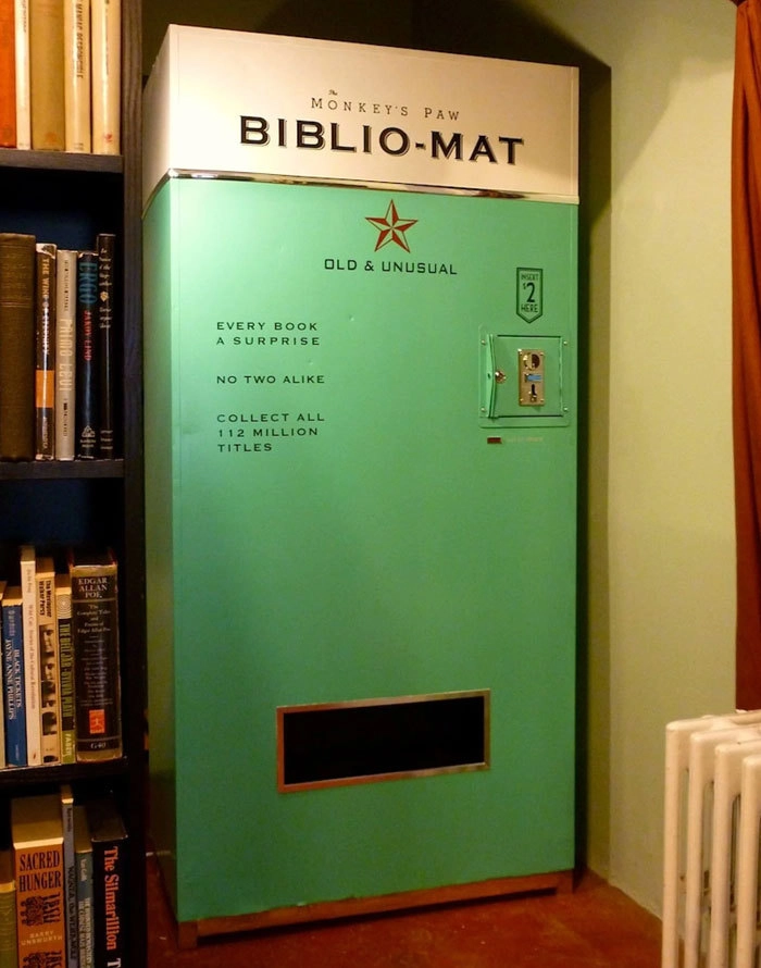 “А в этом автомате вы можете всего за два доллара купить книгу. Только вот какую, вы сможете узнать после покупки”. 