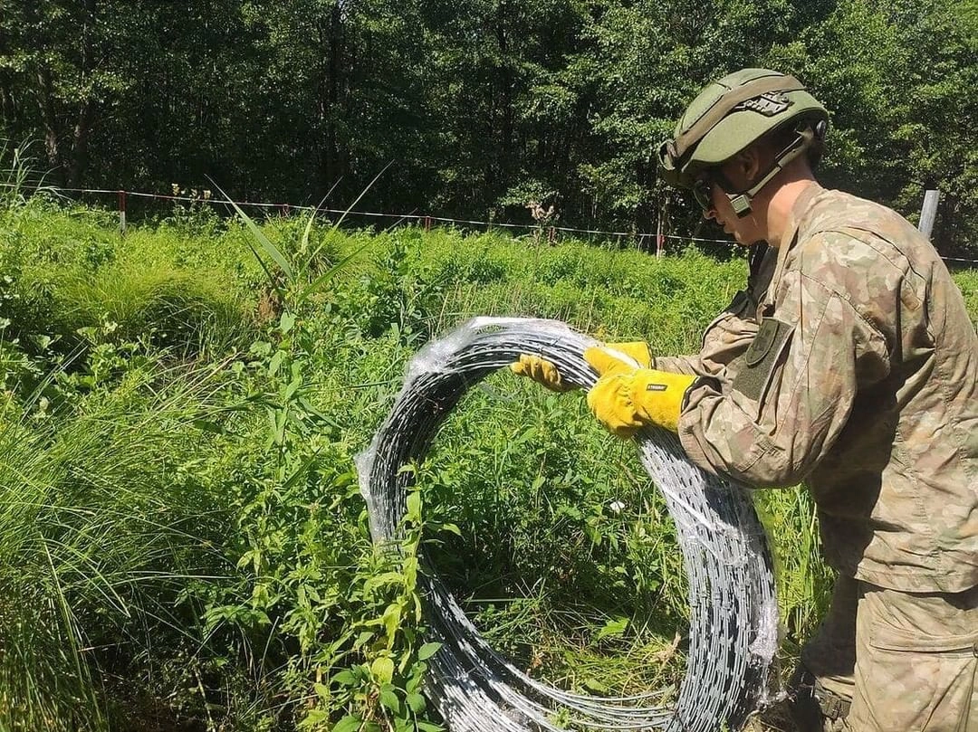 Установка колючей проволоки на границе Литвы с Белоруссией © Instagram.com Установка колючей проволоки на границе Литвы с Белоруссией © Instagram.com
