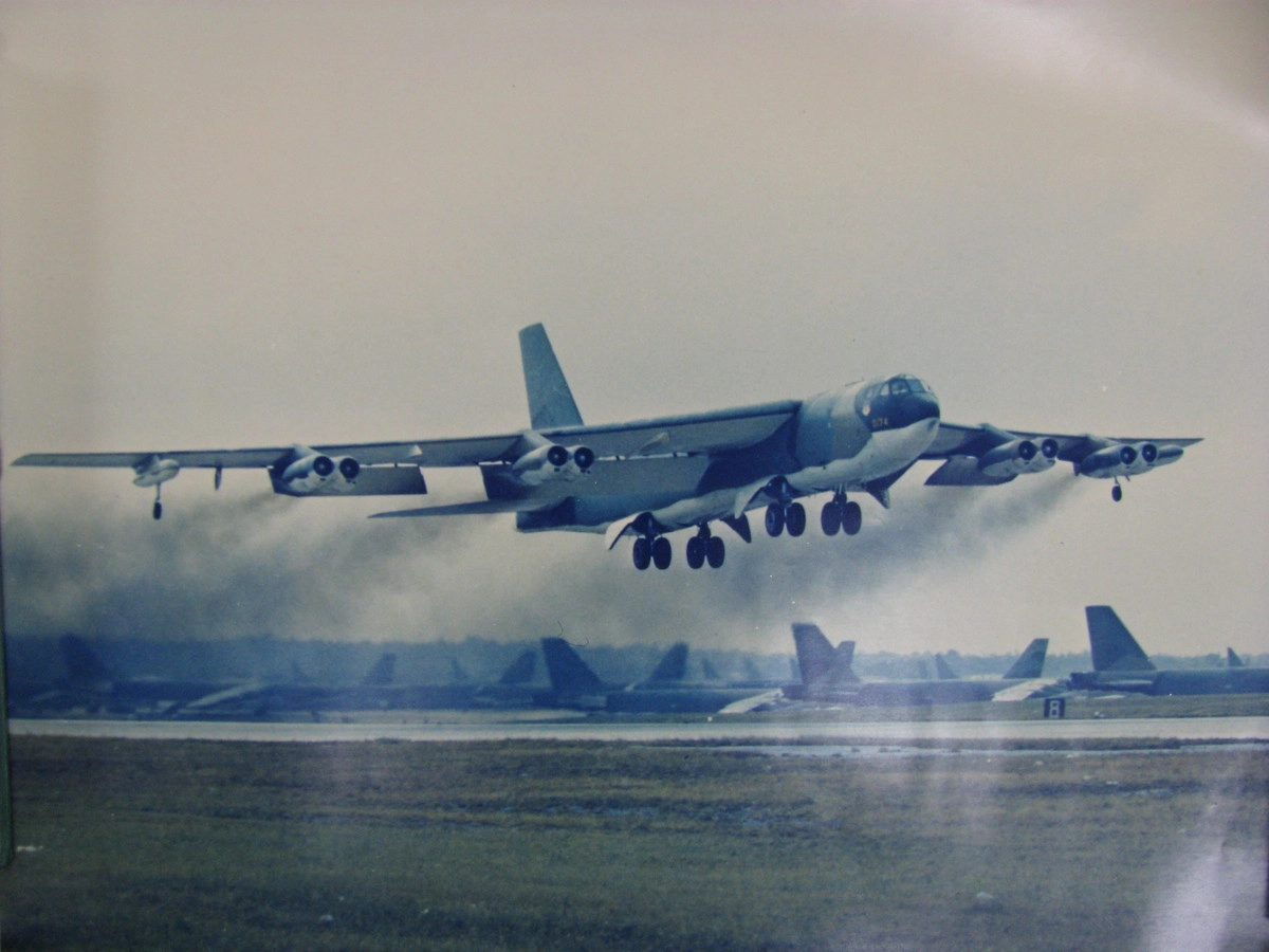 1972 год. Стратегический бомбардировщик B-52 Stratofortress с базы на о. Гуам направляется на бомбежку Сев. Вьетнама