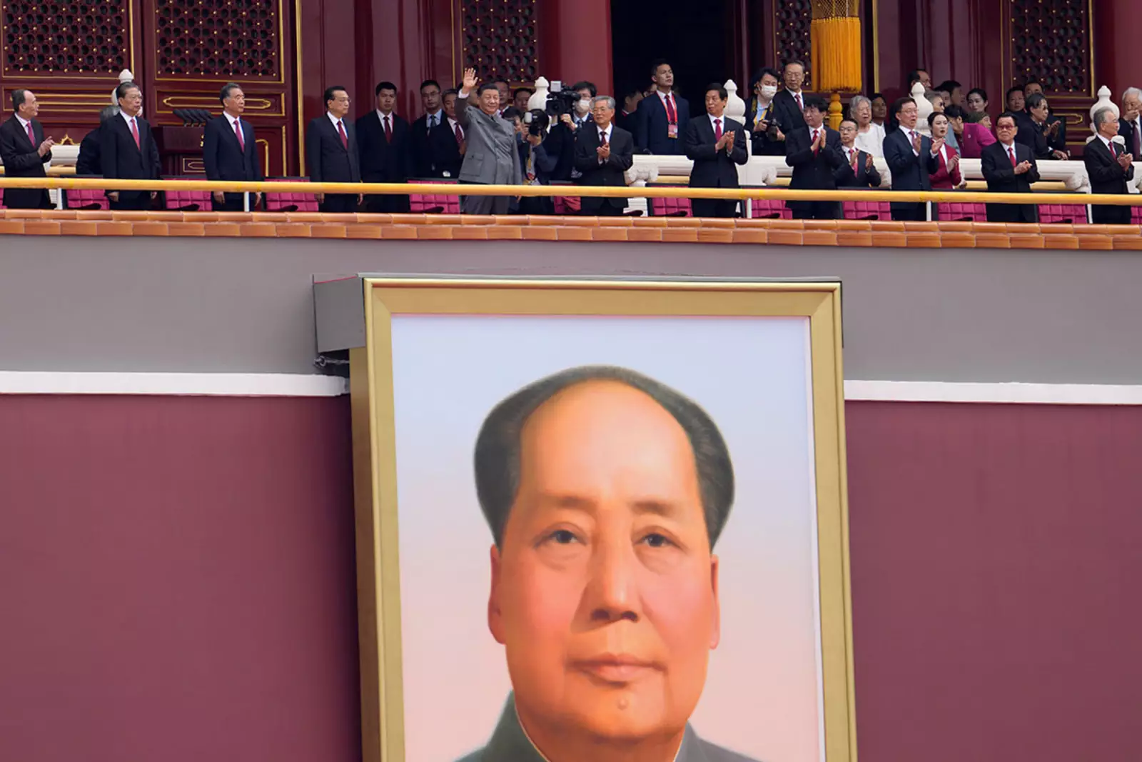 Председатель КНР Си Цзиньпин (на трибуне в центре) и портрет Мао Цзэдуна на мероприятии по случаю 100-летия со дня образования Коммунистической партии Китая в Пекине