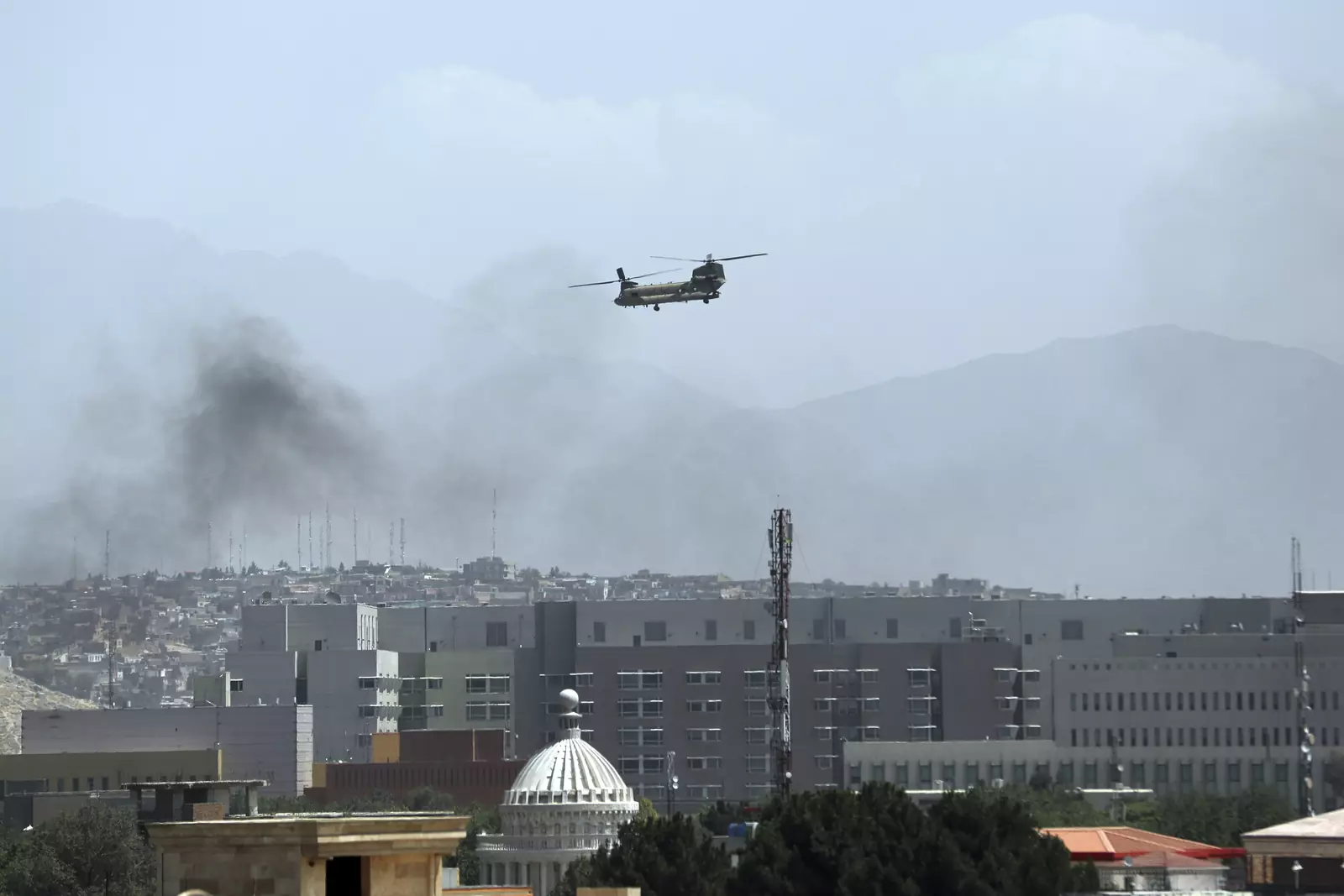 Американский военный вертолет «Чинук» летает над Кабулом.