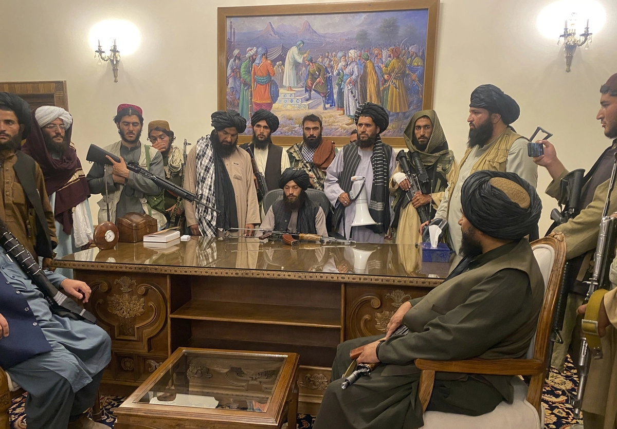 Талибы (движение "Талибан" (запрещено в РФ) заняли президентский дворец в Кабуле.