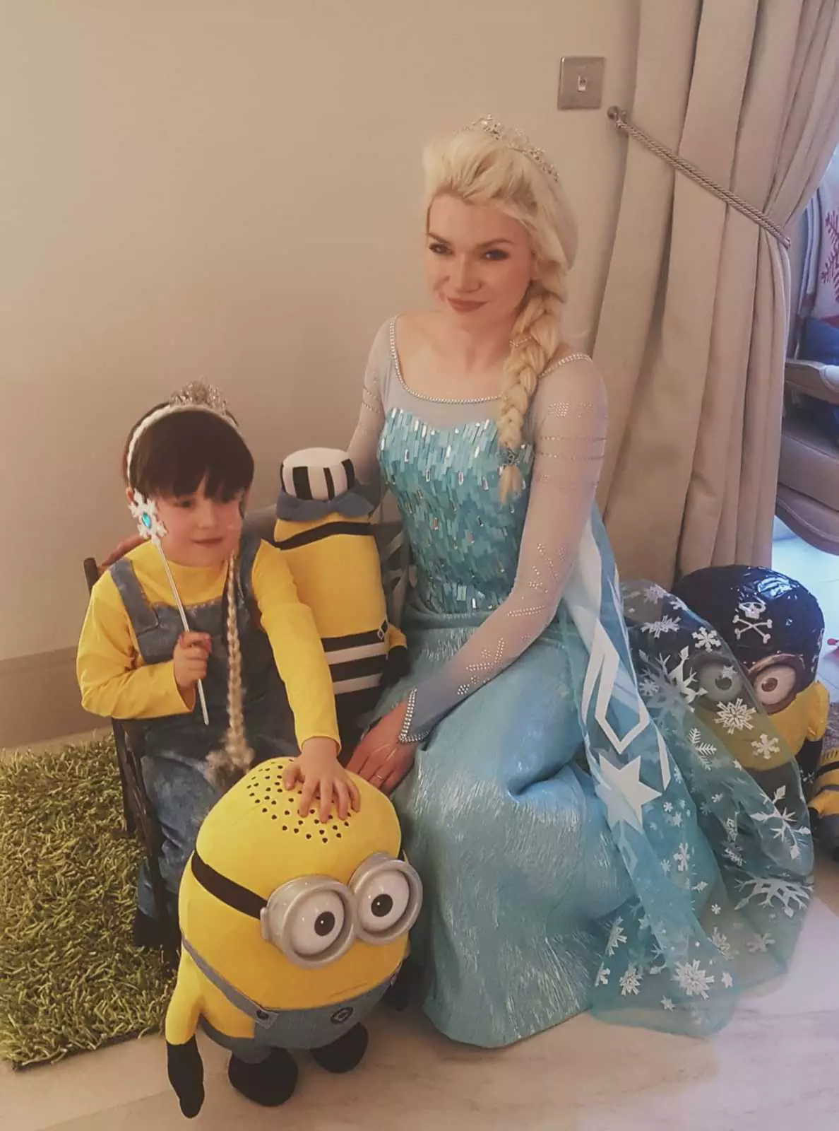 Новая карьера Лидии началась, когда друг попросил ее одеться как принцесса, чтобы развлечь детей на празднике. Новая карьера Лидии началась, когда друг попросил ее одеться как принцесса, чтобы развлечь детей на празднике.