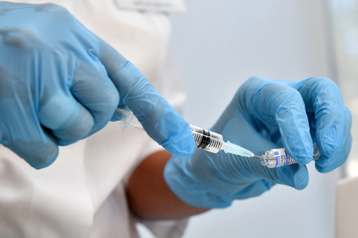  Набор в шприц однокомпонентного препарата "Спутник Лайт" © Николай Тришин/ТАСС