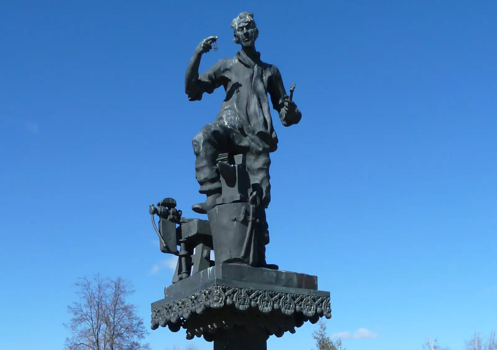 Бронзовая скульптура главного персонажа — Левши, у памятника Н. С. Лескову в Орле Бронзовая скульптура главного персонажа — Левши, у памятника Н. С. Лескову в Орле