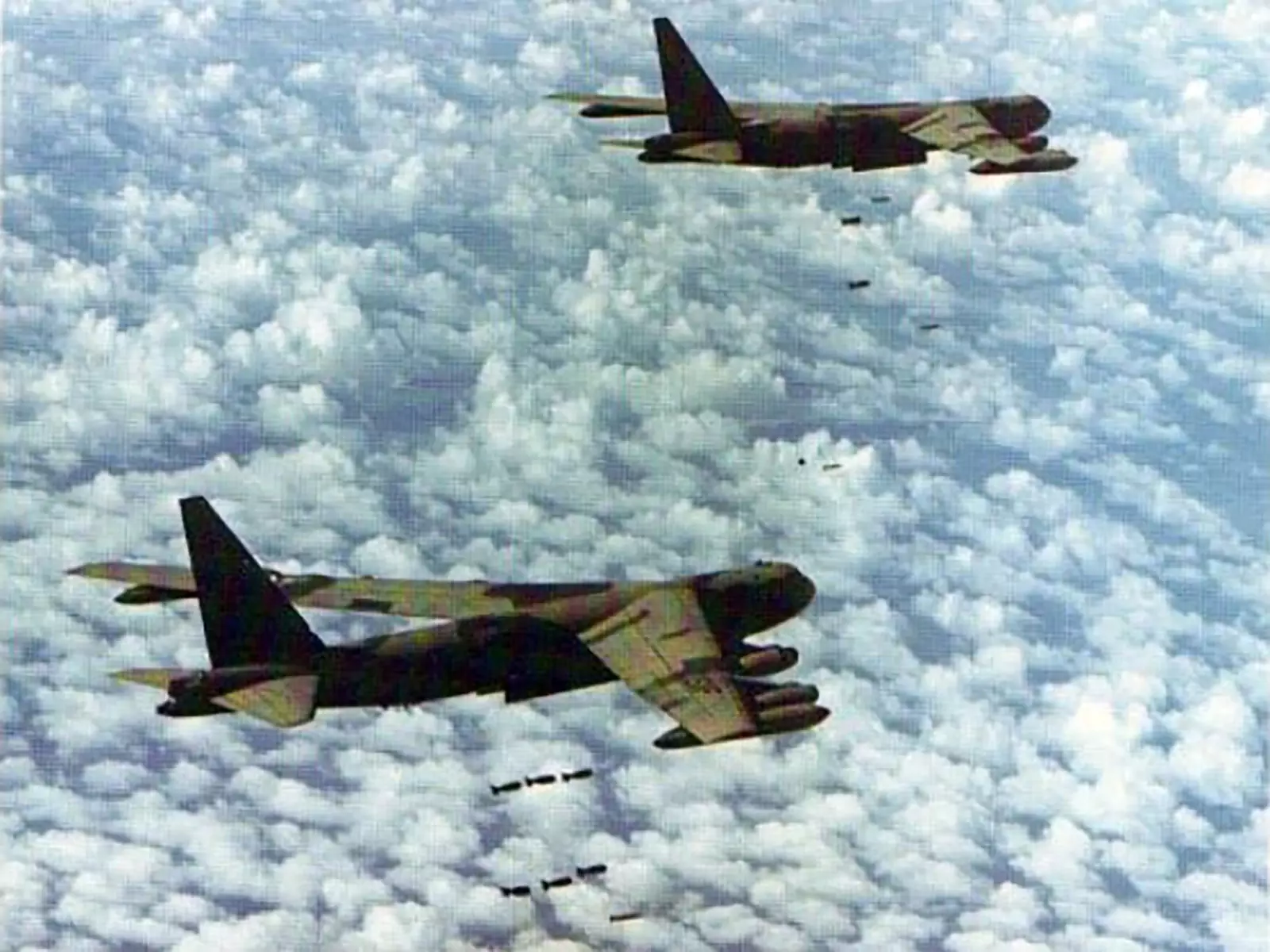 Два бомбардировщика B-52 ВВС США над Камбоджей.
