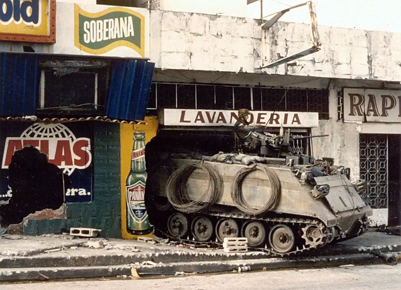 БТР M113 Сухопутных войск США в Панаме 21 декабря 1989 года.