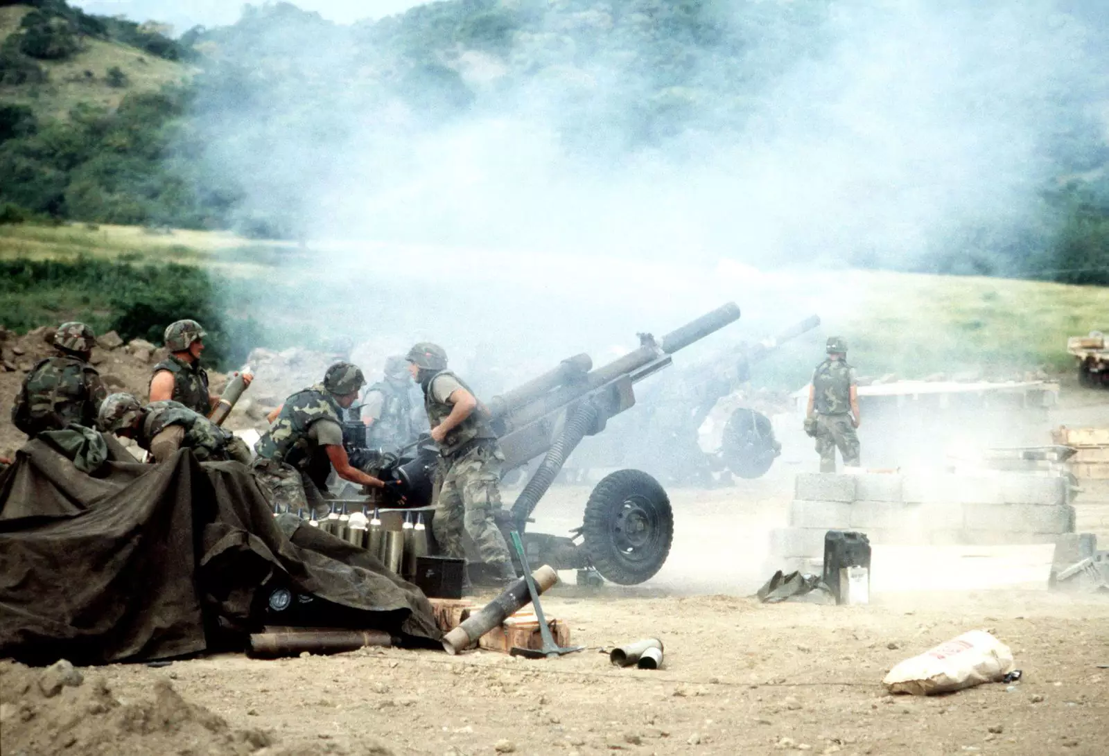 Позиция 105-мм гаубиц M102 1-го дивизиона 319-го артполка 82-й воздушно-десантной дивизии (Гренада, 1983 год)