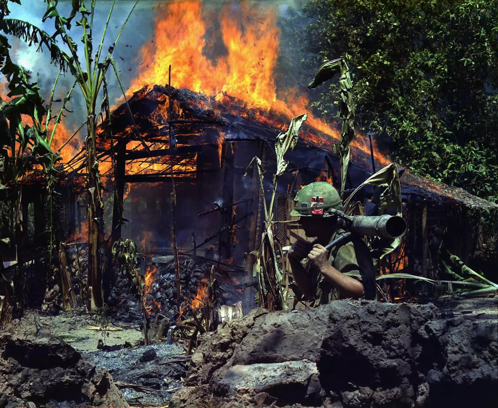 Американский военнослужащий в сожженной вьетнамской деревне, 5 апреля 1968 года.