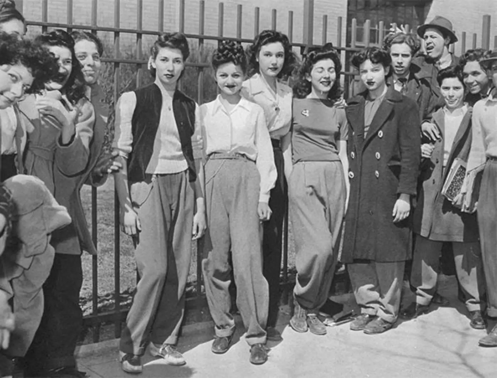 Девушки протестуют против дресс-кода средней школы, запрещающего им носить брюки. 1940 год, Бруклин. 