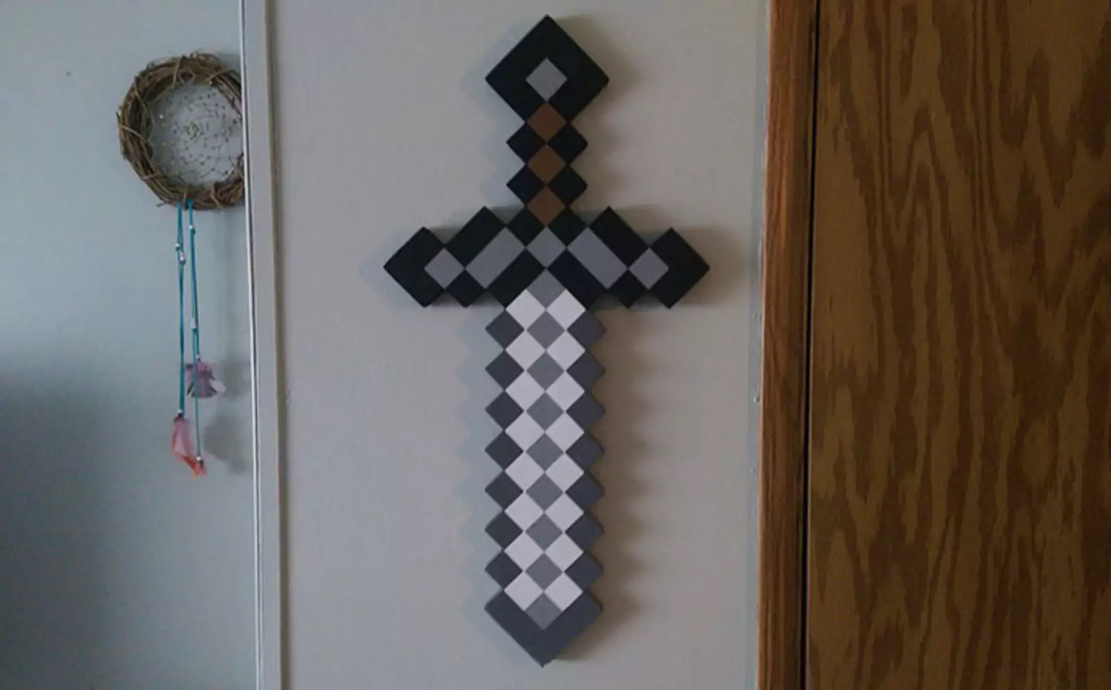 “Бабушка решила, что это крест и повесила его на стену. Я решил ничего не говорить”. 