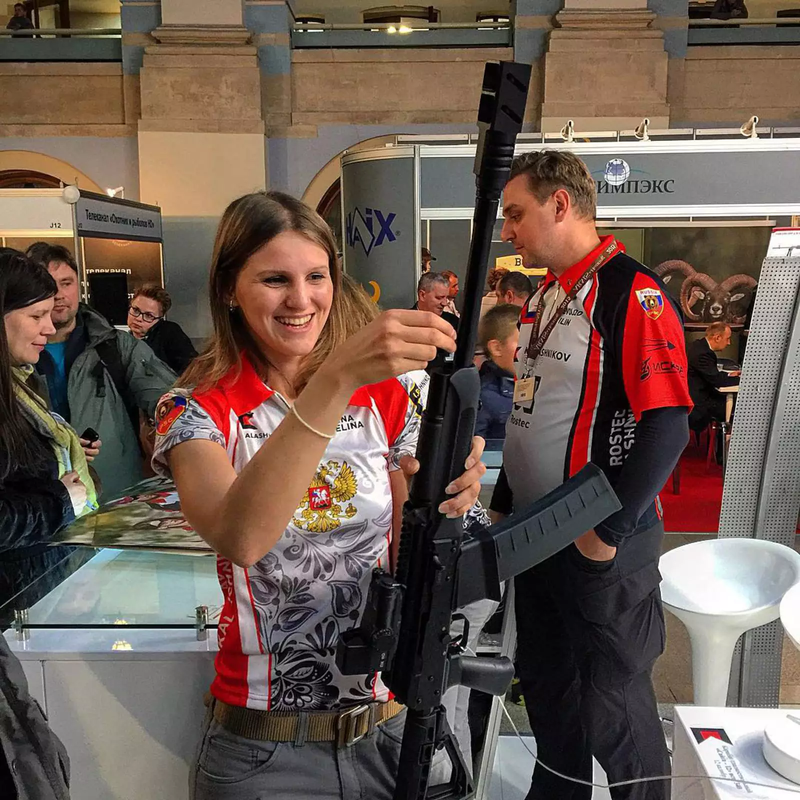 Чемпионка по практической стрельбе Анна Карелина демонстрирует новый карабин Чемпионка по практической стрельбе Анна Карелина демонстрирует новый карабин