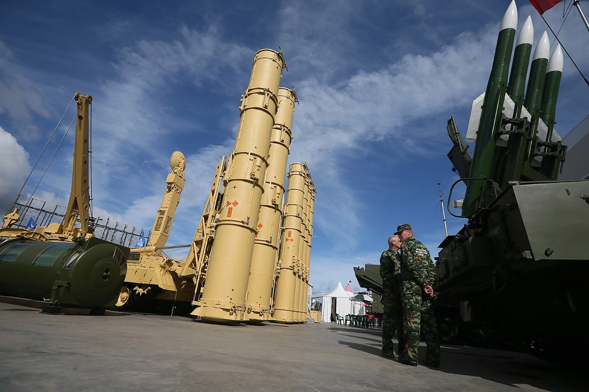 Стенд концерна ВКО "Алмаз-Антей" на X международном военно-морском салоне в конгрессно-выставочном центре "Экспофорум". Александр Демьянчук/ТАСС