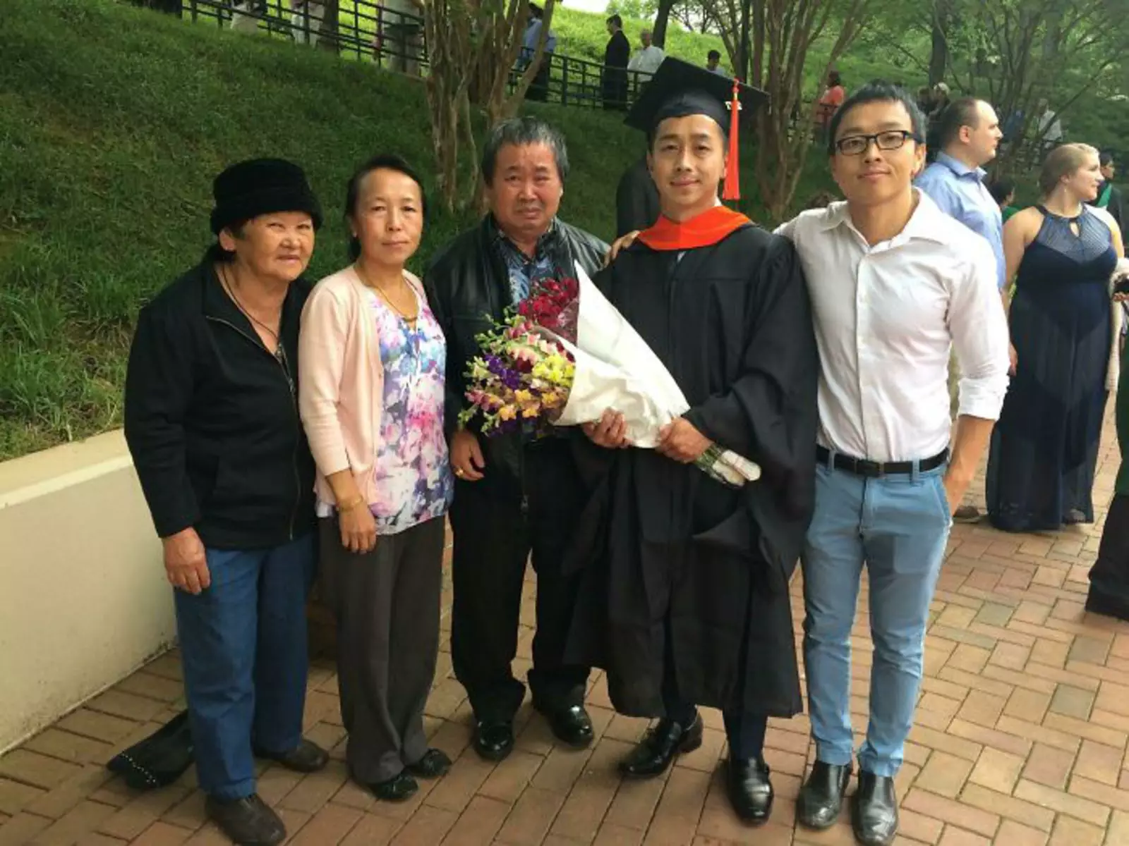 “Брат был первым, кто получил диплом магистра в моей семье. Мой папа не смог сдержать эмоций”. 