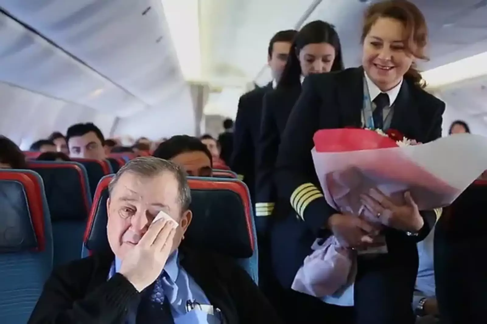 Пилот самолета узнал, что рейсом летит его школьный учитель и решил его поздравить с Днем учителя. Трогательные слова и благодарности довели мужчину до слез. 
