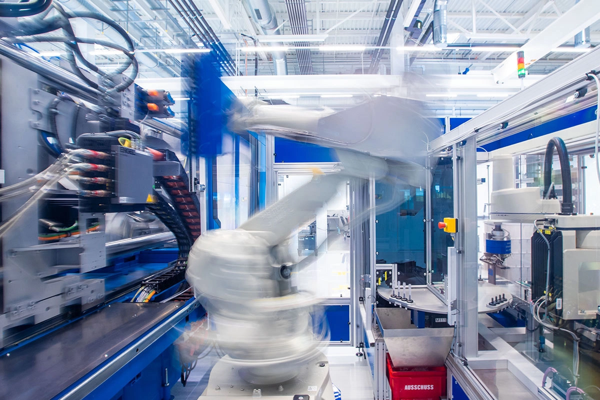 Робот на заводе