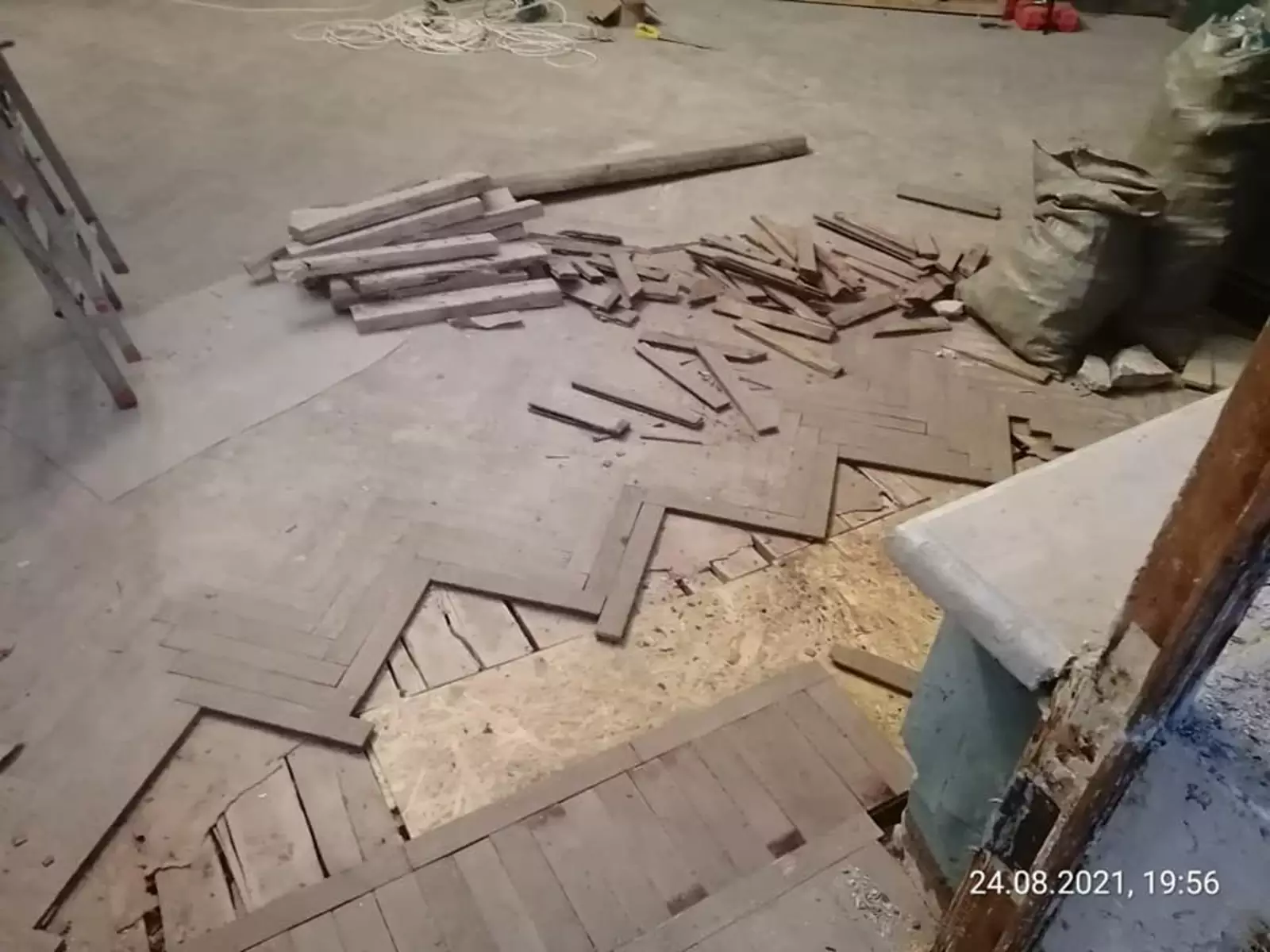 Частично разобран паркет Частично разобран паркет