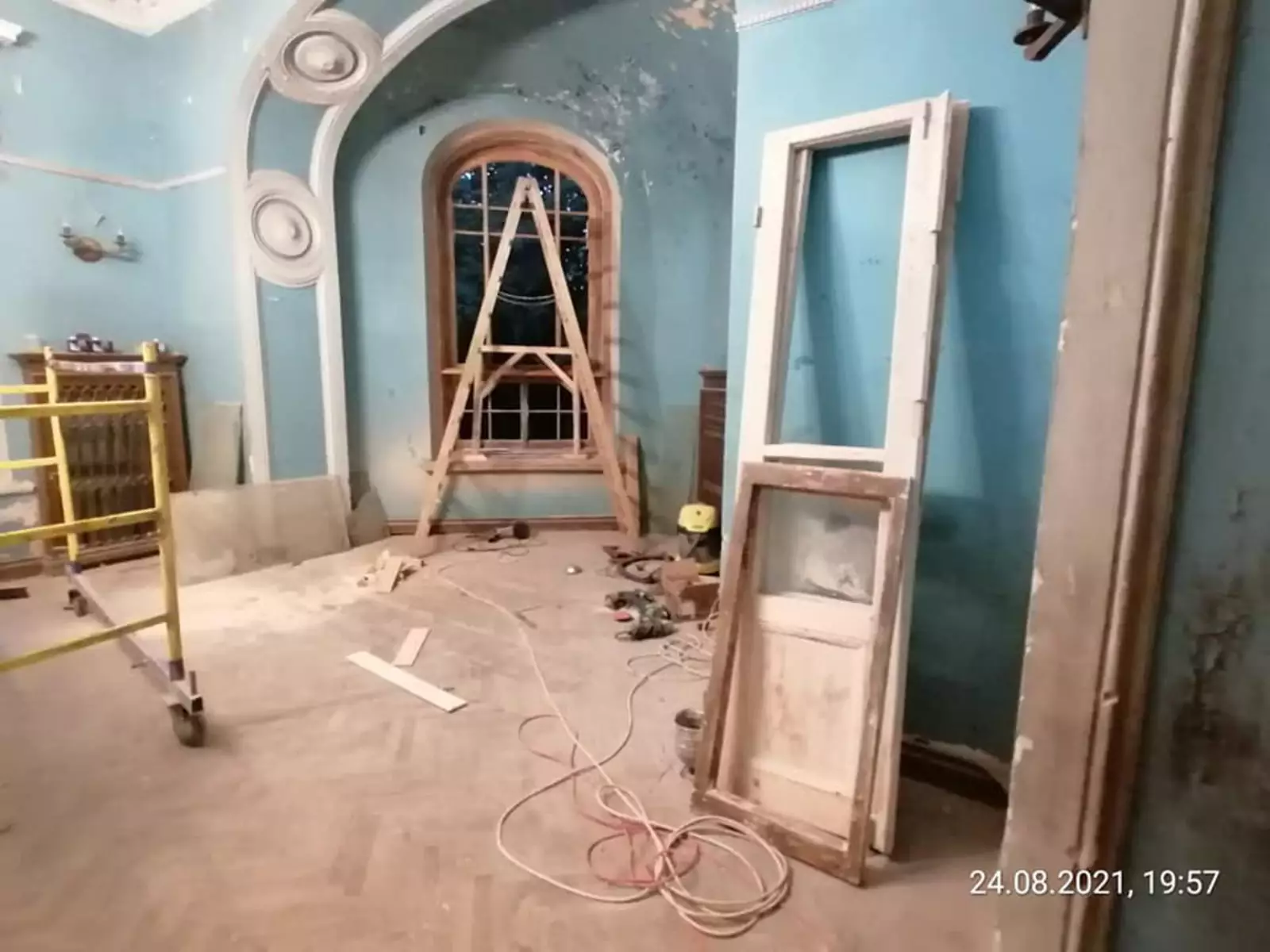 Оконные рамы и балконные двери начала прошлого века выставлены Оконные рамы и балконные двери начала прошлого века выставлены