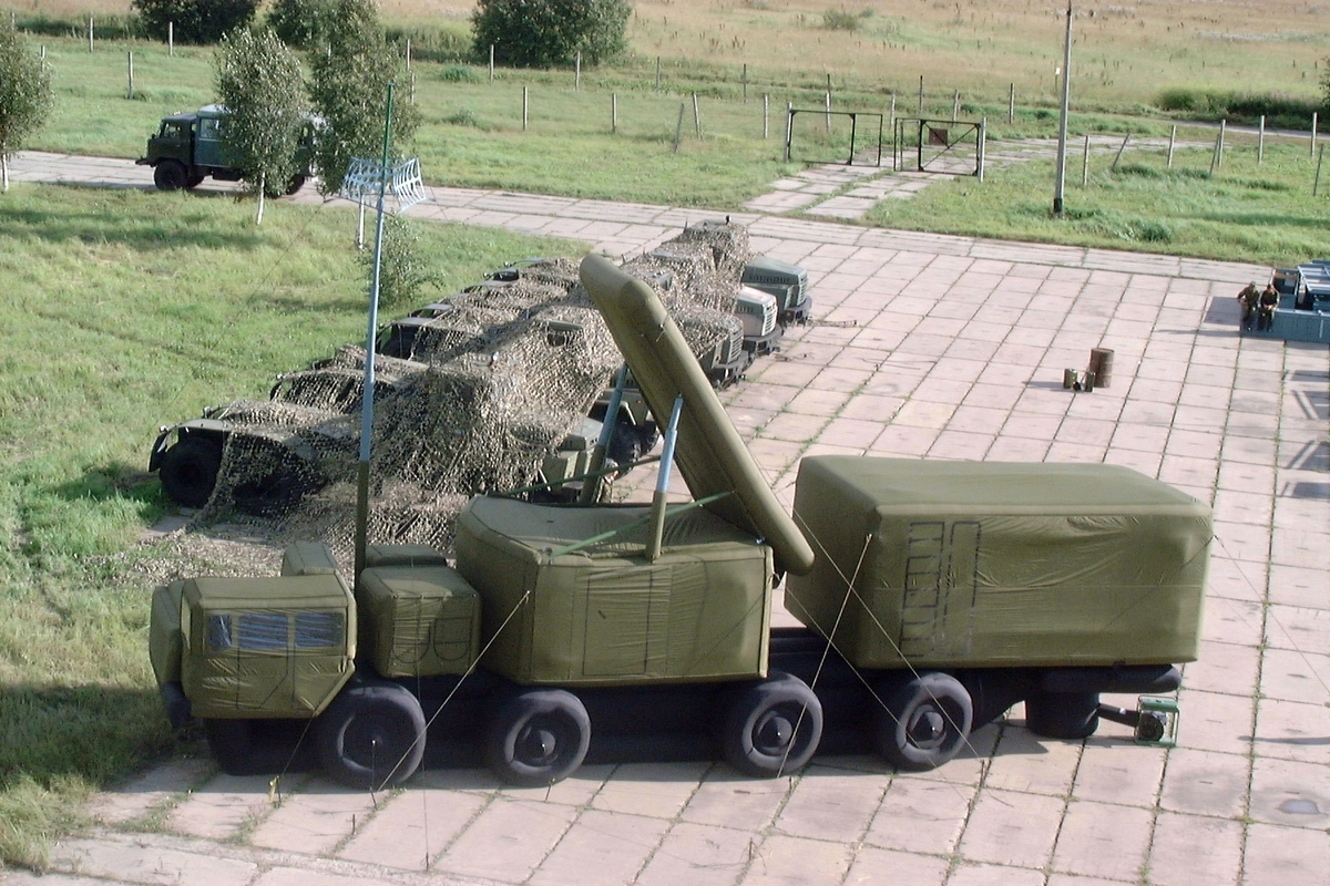 Надувной макет радиолокатора подсвета и наведения системы С-300.