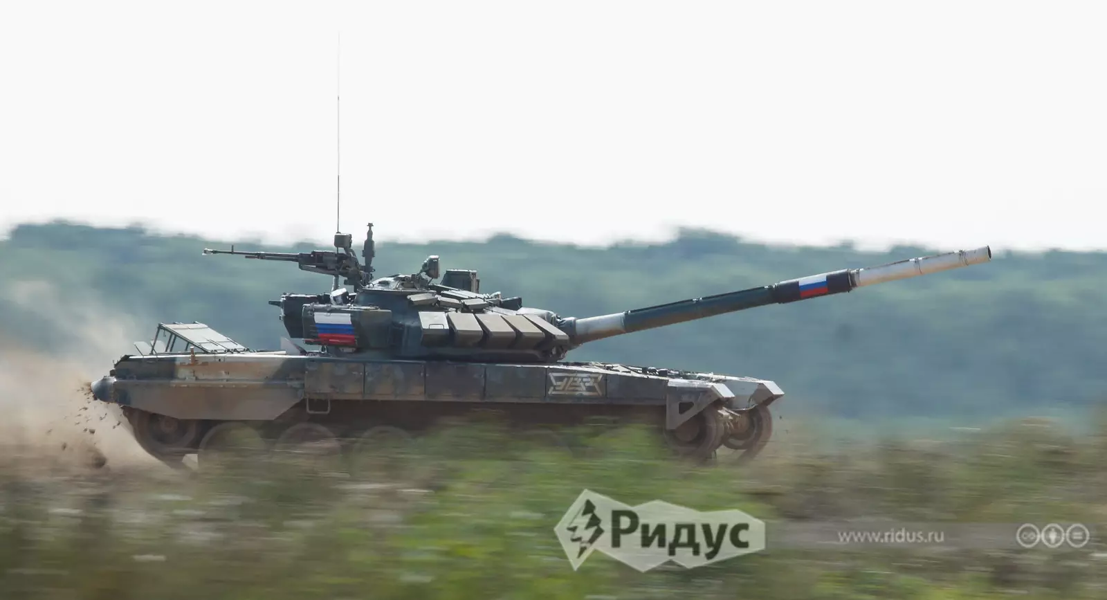 Российский танк Т-72Б3 идет на максимальной скорости