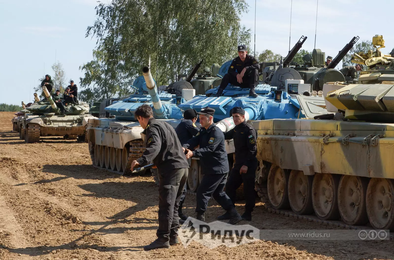Абхазская команда прочищает ствол орудия танка Т-72Б3