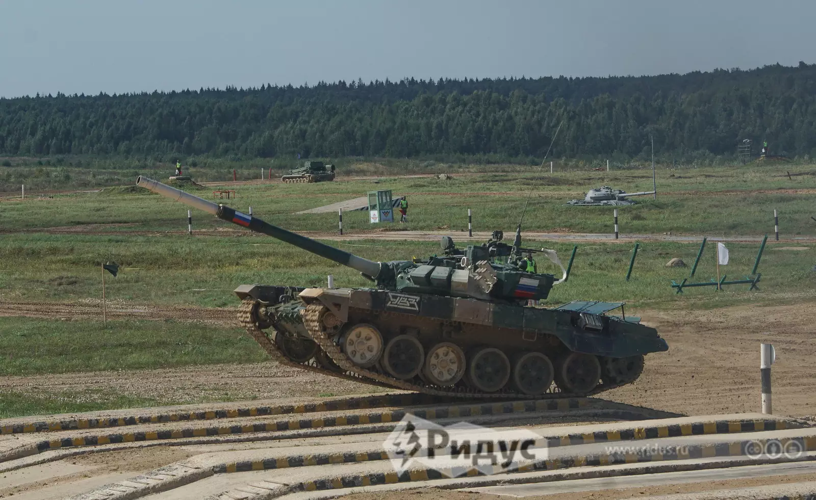 Прыжок российского танка Т-72Б3