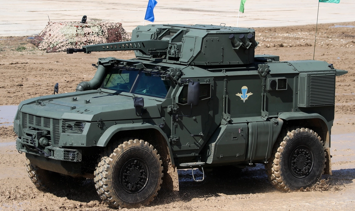 "Тайфун-ВДВ" с 30-мм пушкой во время проезда техники в рамках праздника, посвященного дню ВДВ "Тайфун-ВДВ" с 30-мм пушкой во время проезда техники в рамках праздника, посвященного дню ВДВ