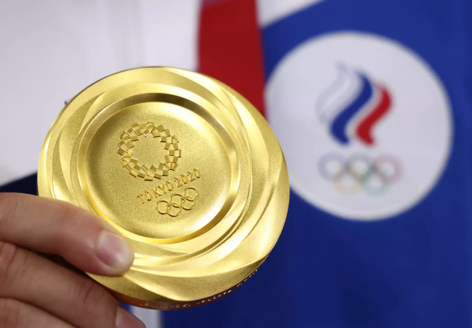 Первое олимпийское золото. Золотая Олимпийская медаль Токио. Золотая медаль ОИ 2022. Золотая медаль ОИ 2020. Золотая медаль Токио 2020.